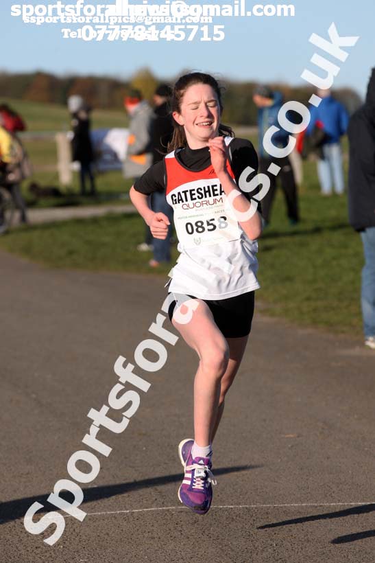 Boys and girls under-15s Heaton Harriers Memorial Road Races, Newcastle. Photo:  David T. Hewitson/Sports for All Pics